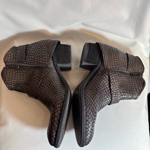 DONALD PLINER Sz 8.5 Dalis Stacked Heel Embossed Back Hooded Almond Toe Boots - Picture 4 of 11